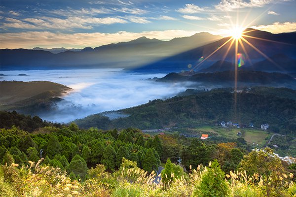 日月潭曙光搭配雲海與山峰的倩影，令人讚嘆。 (圖／日月潭國家風景區)