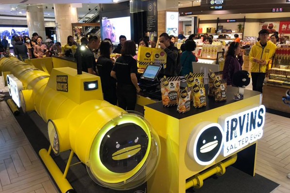 『IRVINS』鹹蛋魚皮餅乾於台北101的櫃位。(圖／台北101，以下同)