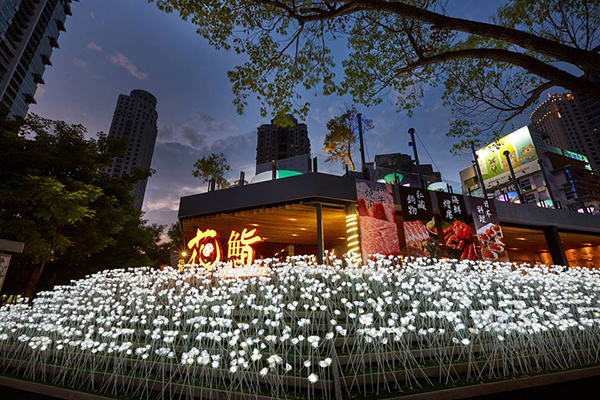 夜晚中，花鮨海鮮餐廳的白色玫瑰花燈海美景(圖／花鮨)