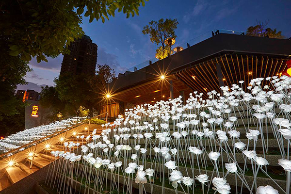 台中的白色玫瑰花燈海有如縮小版的東大門DDP廣場玫瑰花燈海(圖／花鮨)