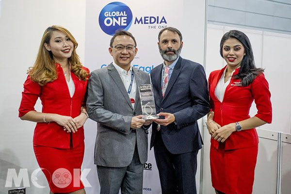 AirAsia旗下ROKKI機上網路服務，獲得2018年亞太區機上娛樂體驗獎(Airline IFEC Experience Award)(圖／AirAsia)