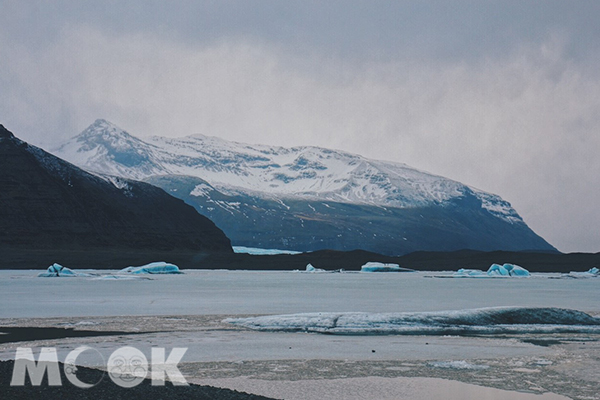 冰川尾端溶化後會形成冰河湖，從冰川剝落下的冰塊則會漂浮於湖面。 (圖／MOOK景點家莫菲)