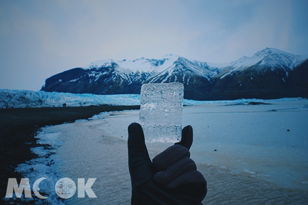 冰河湖邊緣接近陸地的部分，會有規則幾何形狀的冰塊。 (圖／MOOK景點家莫菲)