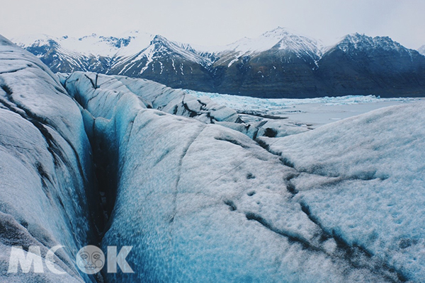 冰川上會出現許多裂谷，行走需非常小心。 (圖／MOOK景點家莫菲)