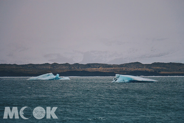 冰河湖上漂流的巨大冰塊。 (圖／MOOK景點家莫菲)