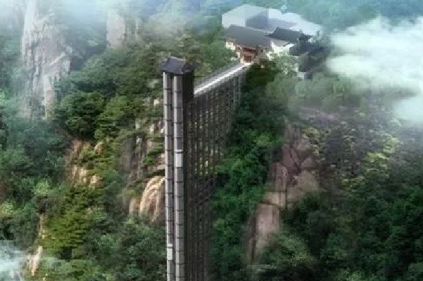 高222公尺的全玻璃高速電梯「神女天梯」。(圖／四川旅遊，以下同）