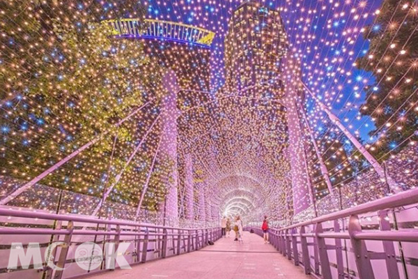 新北市政府附近設有四大星系的閃亮天橋。 (圖／shengkai_travel)