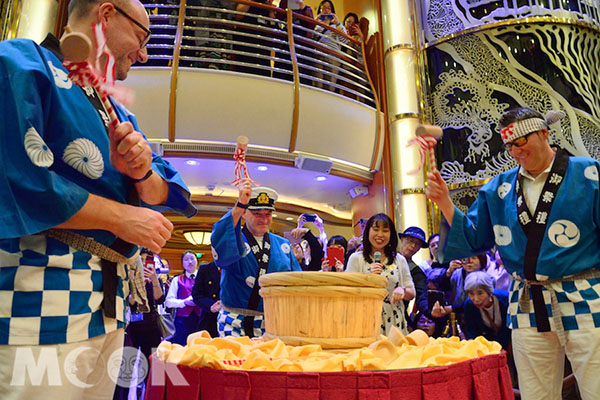 鑽石公主號安排具有日本精神與文化活動，像是開航日與所有賓客一同舉行的獨有清酒鏡開儀式，用木槌打破清酒桶蓋子，祈求航行平安。