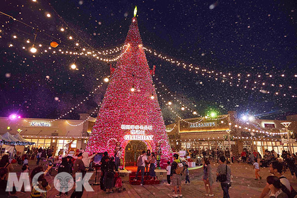 桃園華泰名品城於聖誕節檔期間設置巨大粉紅聖誕樹，還可以穿越聖誕樹中欣賞奇幻美景(圖／GLORIA OUTLETS 華泰名品城，以下同)