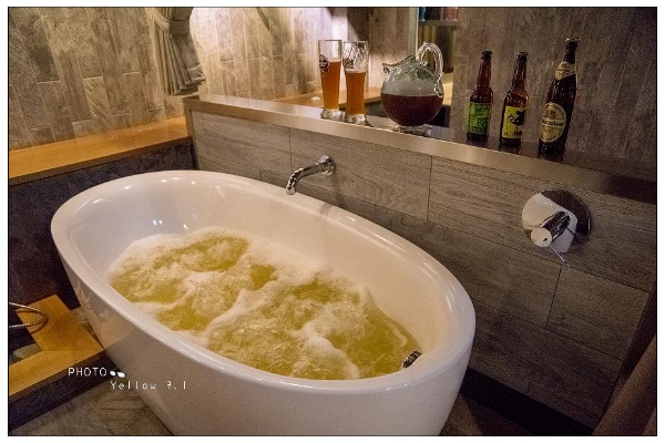 東歐最流行的啤酒浴，在這可以享受邊泡邊喝邊醉的微醺體驗。 (圖／啤酒花大酒店，以下同)