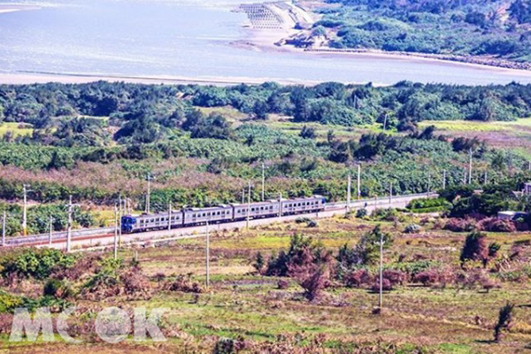 於苗栗後龍好望角的火車倩影。 (圖／shengkai_travel)