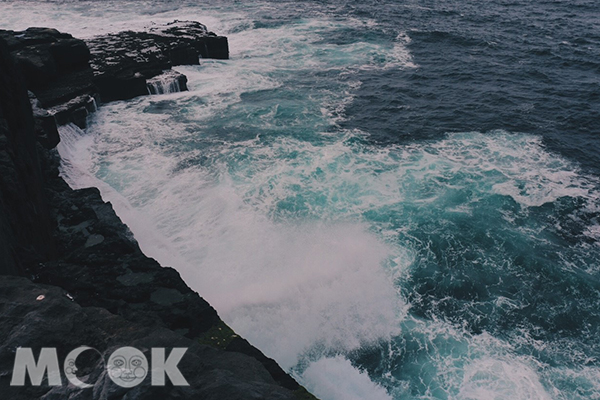 可以站在懸崖邊欣賞海浪拍打岩壁激起壯觀的浪花。 (圖／MOOK景點家莫菲)