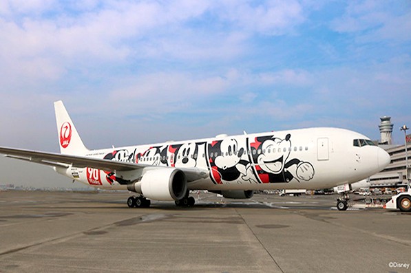 米奇90週年彩繪飛機與JAL合作提供航班服務。(圖／JAL)