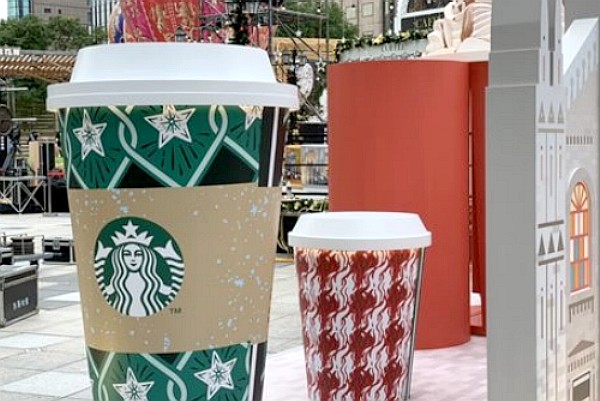 星巴克設置咖啡杯造型「愛的小屋」供消費者打卡拍照。(圖／星巴克)
