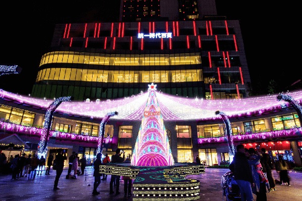 統一時代百貨的12米高聖誕樹。 (圖／愛．Sharing)