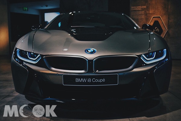 展覽空間內的BMW i8 Coupe。 (圖／MOOK景點家莫菲)