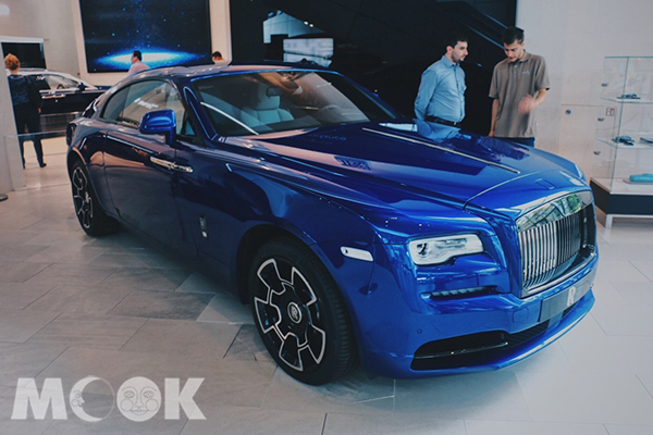 展覽空間內的Rolls Royce展示車。 (圖／MOOK景點家莫菲)