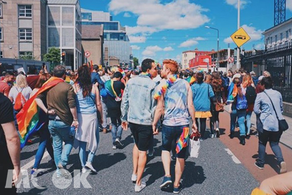 愛爾蘭的彩虹遊行於首都都柏林舉行，遊行者勇敢表達自己的訴求。 (圖／MOOK景點家莫菲)