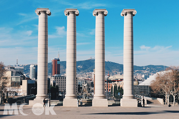 四根坐落於國家宮平台上的石柱，是代表加泰隆尼亞的標誌。 (圖／MOOK景點家莫菲)