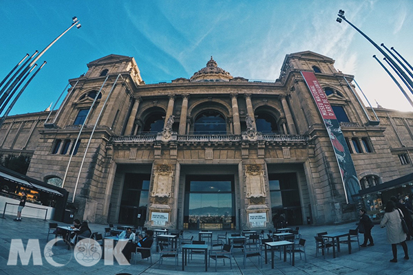 西班牙國家宮的大門入口，設置咖啡廳與座位供遊客們配著美景享用。 (圖／MOOK景點家莫菲)