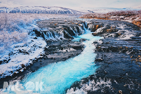 秘境瀑布因河水呈現TIFFANY藍，也被稱為TIFFANY藍瀑布。 (圖／MOOK景點家莫菲)