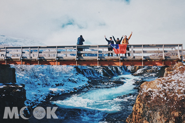 瀑布上有架設鐵橋供旅人們跨越河流。 (圖／MOOK景點家莫菲)