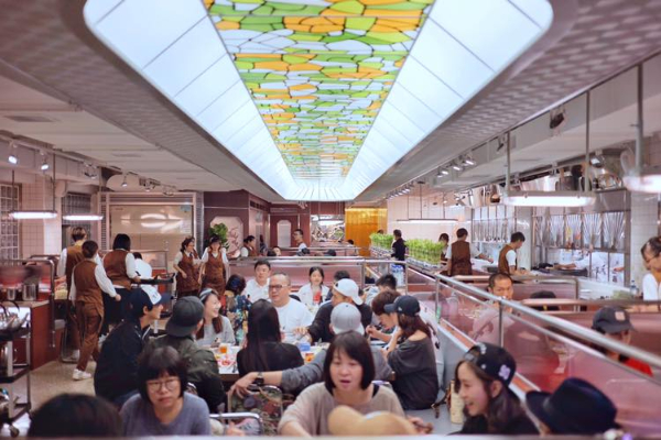 詹記麻辣鍋的新店面以記憶中的老台灣為設計概念。 (圖／詹記麻辣鍋)