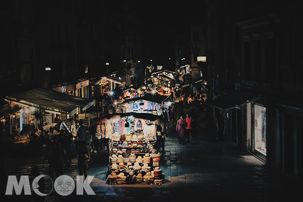 威尼斯夜晚的小攤販，給這座上城市增添一些亮光。 (圖／MOOK景點家莫菲)