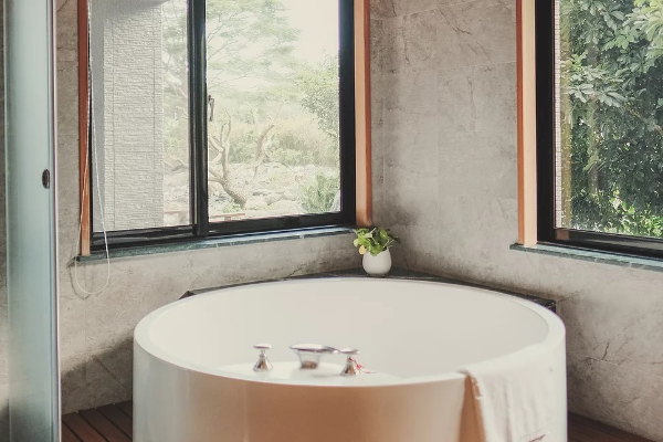 於民宿內的浴室，碩大的浴缸能邊泡澡邊享受自然。