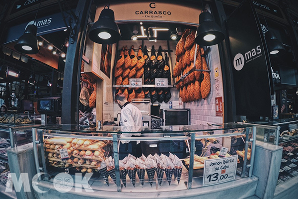 聖米格爾市場內，販賣的全是西班牙傳統的食物，伊比利火腿專賣店。 (圖／MOOK景點家莫菲)