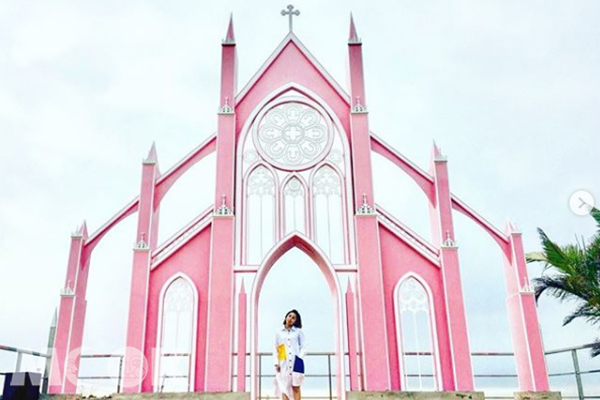 少女系必拍的粉紅教堂牌坊。 (圖／fly_travel1011)