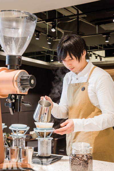 咖啡迷可近距離體驗咖啡師精湛手沖技術。