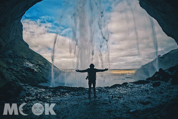 塞里雅蘭瀑布，從瀑布內往外觀賞這大自然的鬼斧神工。 (圖／MOOK景點家莫菲)