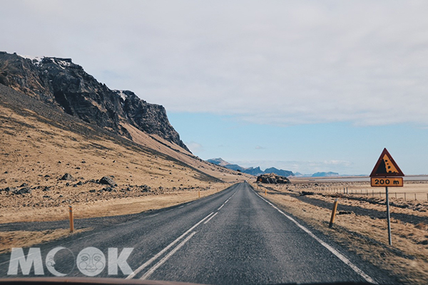 瀑布旁就是冰島風格的公路，孤獨感十足。 (圖／MOOK景點家莫菲)