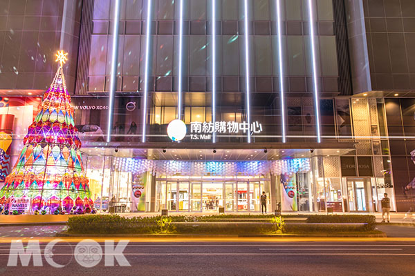 南紡購物中心希望透過寶石光之樹傳遞浪漫與幸福的氣息。 (圖／南紡購物中心)