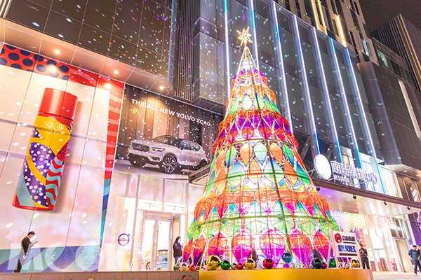 南紡購物中心打造全台唯一「十二公尺高的寶石聖誕光之樹」。 (圖／南紡購物中心)