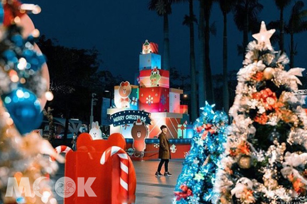 中部也有超好拍的耶誕點燈，新光三越中港店外的Line禮物基地。 (圖／chinling_kuo)