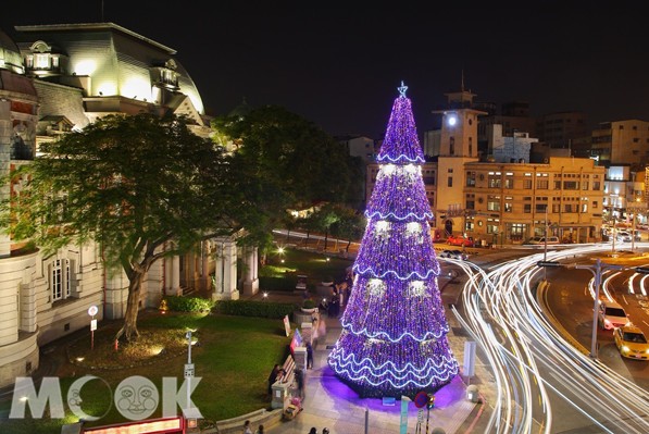 台灣文學館前的聖誕樹。(圖／台南市政府，以下同)