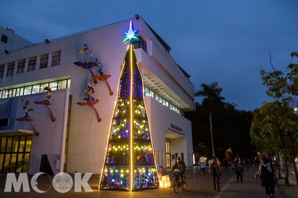 台南新營文化中心的聖誕樹。