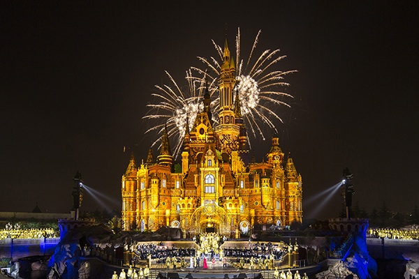 上海迪士尼樂園公主城堡的煙火秀。 （圖／上海迪士尼樂園）