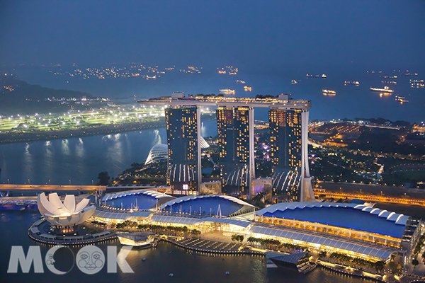 新加坡金沙酒店的夜景。 (圖／新加坡旅遊局)