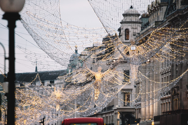 攝政街的耶誕燈飾已經維持了50多年的歷史。 (圖／Regent Street)