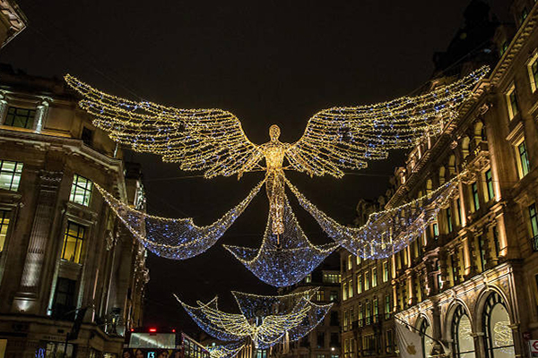 天使形象的燈飾。 (圖／Regent Street)