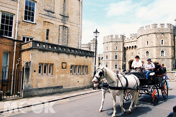 溫莎城堡外有許多觀光馬車供旅人們搭乘、體驗。 (圖／MOOK景點家莫菲)