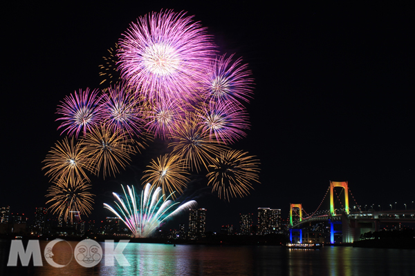 2018年東京台場彩虹煙火於12月的每週六晚間19:00進行。(圖／樂天旅遊，以下同）