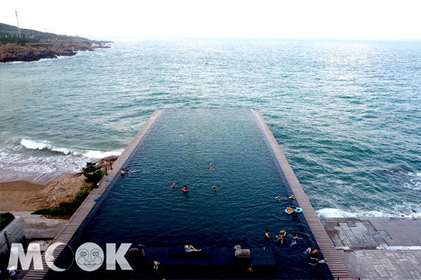 無邊際泳池與海景相連的絕佳視野與景觀。