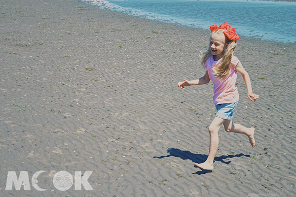 在海灘上奔跑的小女孩。 (圖／MOOK景點家莫菲)