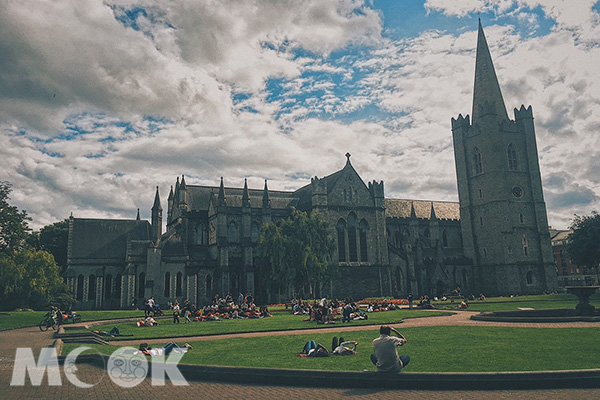 夏季的聖派屈克教堂，是當地人夏天享受日光非常受歡迎的地點。 (圖／MOOK景點家莫菲)