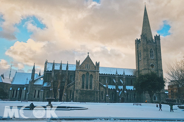 冬天的教堂被皚皚白雪覆蓋，有種說不出的靜謐感。 (圖／MOOK景點家莫菲)
