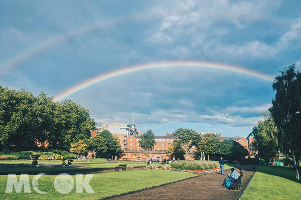 雨後的教堂公園與雙彩虹。 (圖／MOOK景點家莫菲)